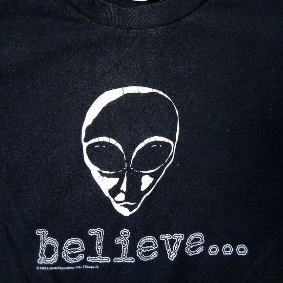 Vintage Alien Extraterrestrial Believe Glow In Dark T-Shirt - Picture 1 of 7